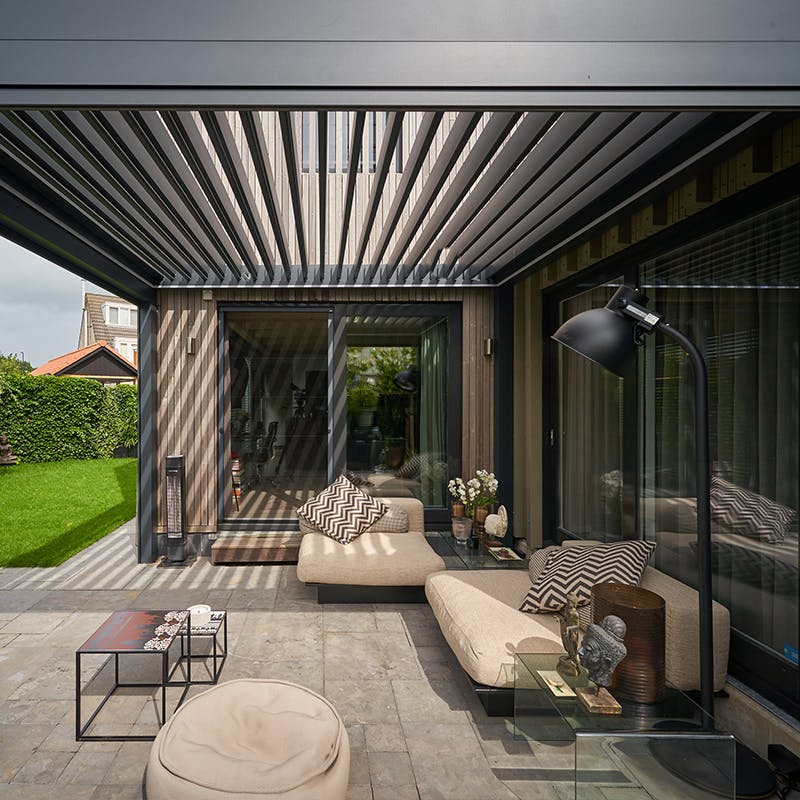 Buiten en binnen met lamellendak