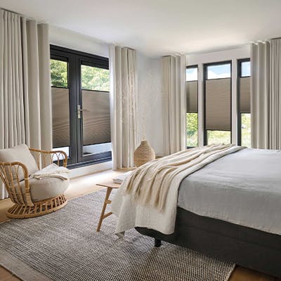 Duette shades Luxaflex in slaapkamer