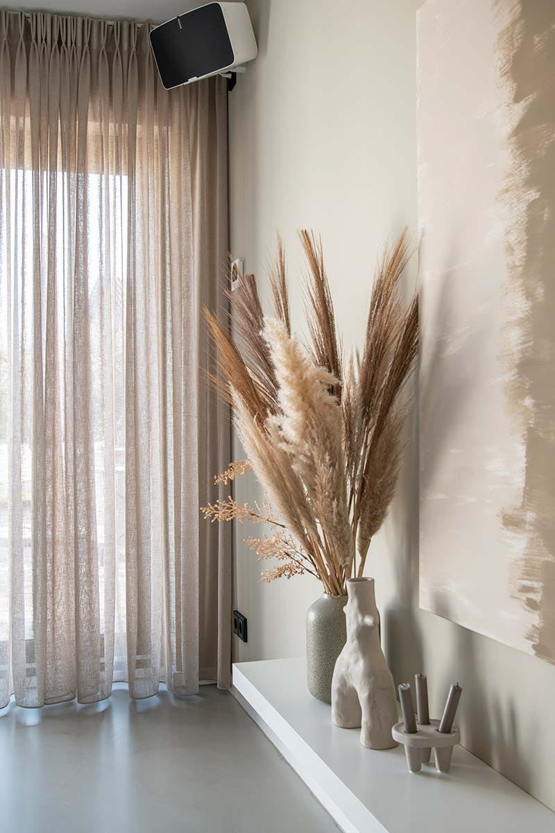 Woonkamer inrichten met gordijnen