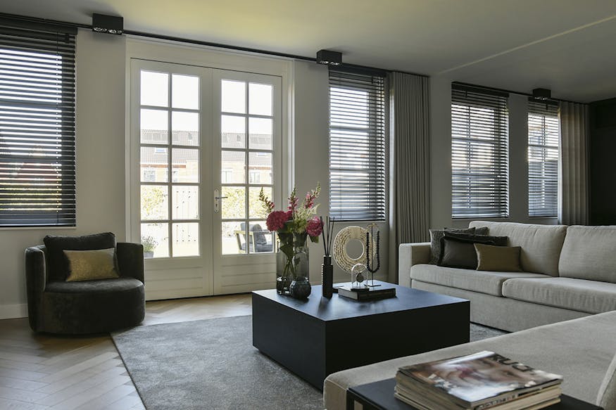 Houten jaloezieën en gordijnen op maat