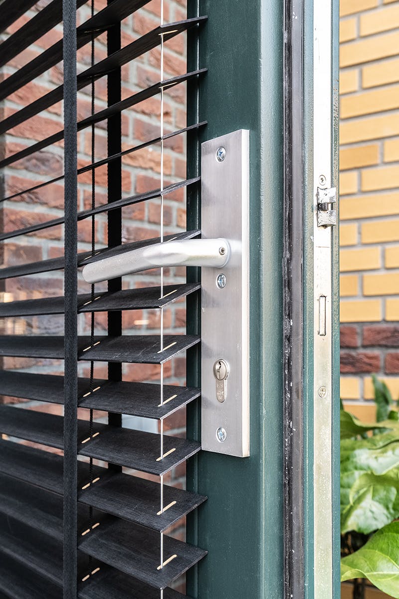 Jaloezieën deur detail zijgeleiding - inhuis plaza