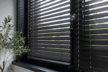 Badkamer houten jaloezieën detail