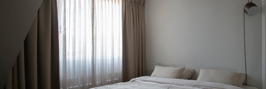 Beige slaapkamer met gordijnen