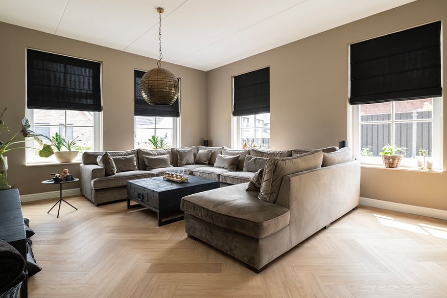 Een zwarte woonkamer inrichten