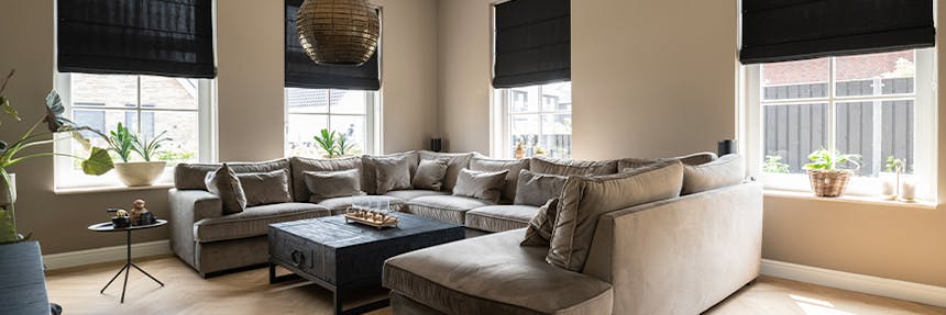 Een zwarte woonkamer inrichten