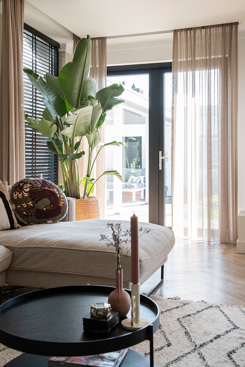 Woonkamer inrichten jaloezieën en gordijnen