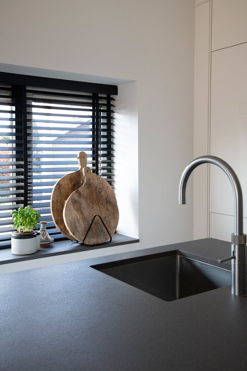 Jaloezieën in een lichte keuken