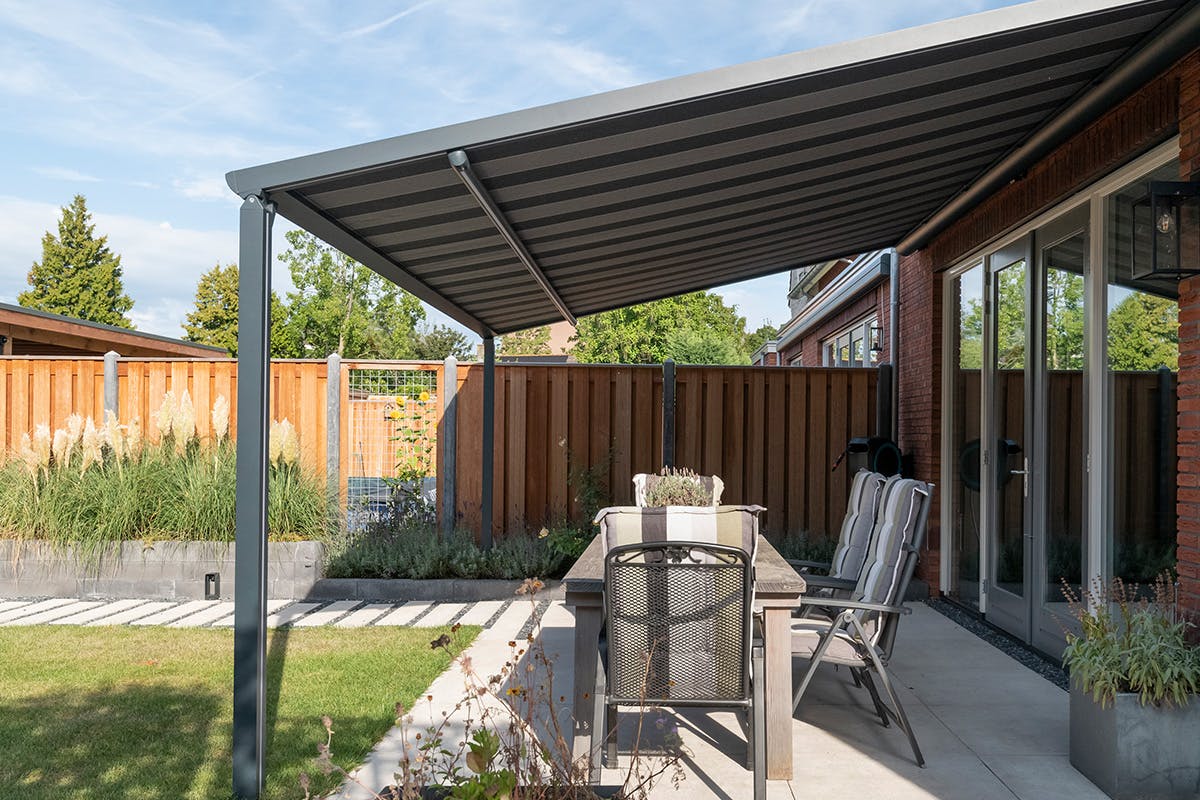 Pergola zonwering in de tuin