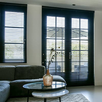 Houten jaloezieën bij openslaande deuren thumbnail