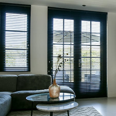 Houten jaloezieën bij openslaande deuren thumbnail