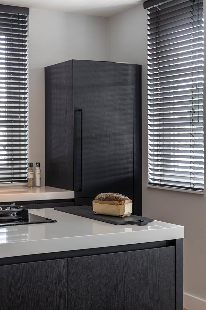 Houten jaloezieën in de keuken sfeervol