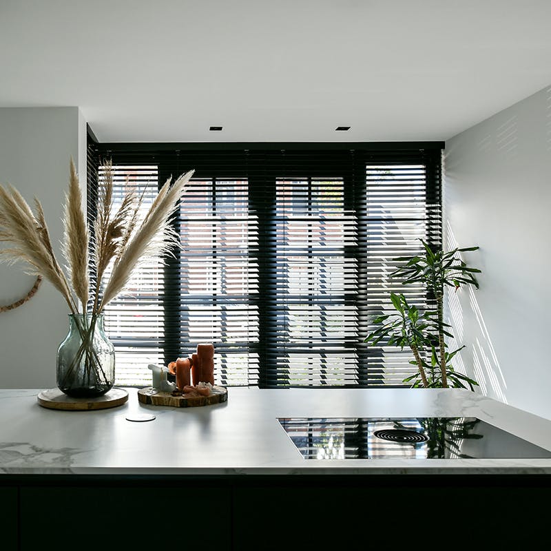 Houten jaloezieën in de keuken