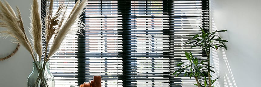 Houten jaloezieën in de keuken