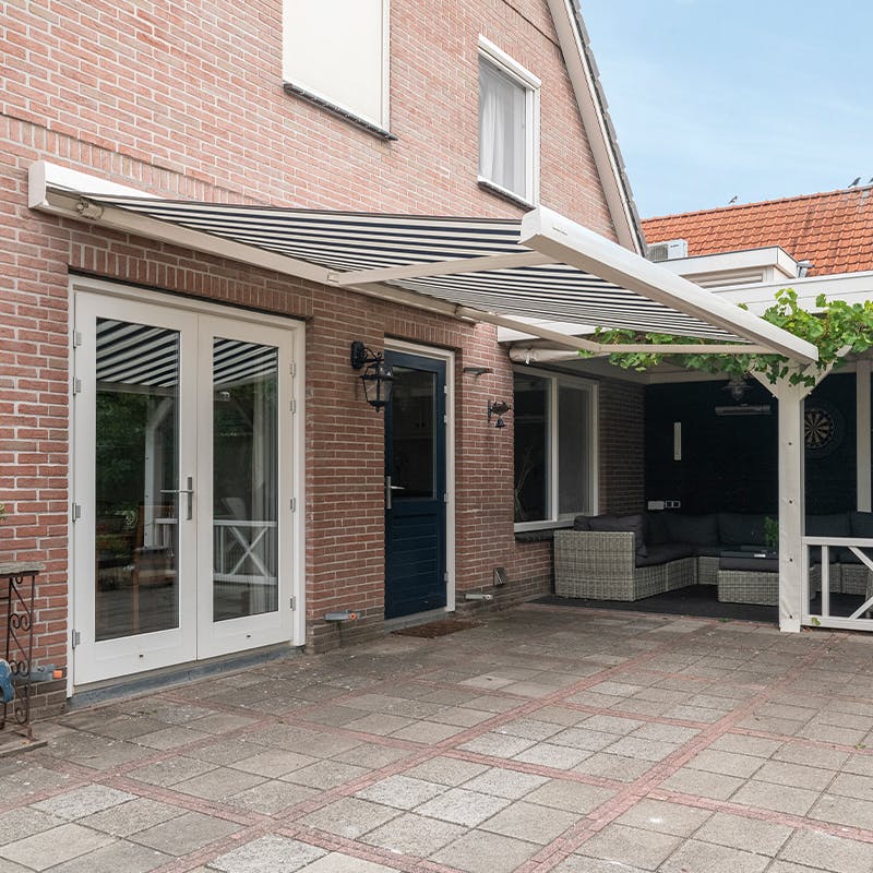 wat-kost-een-zonnescherm-met-montage-prijzen-en-tips-inhuis-plaza