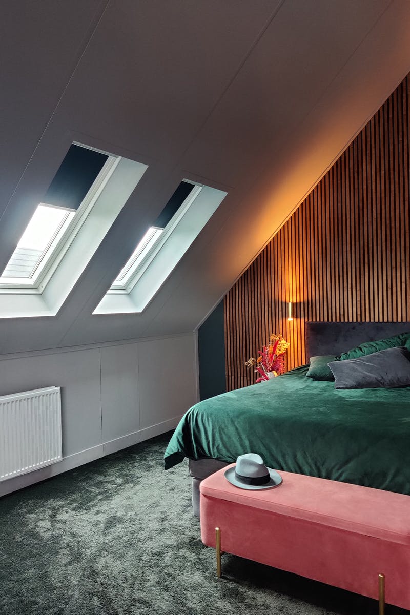 Kleurrijke slaapkamer met dakramen