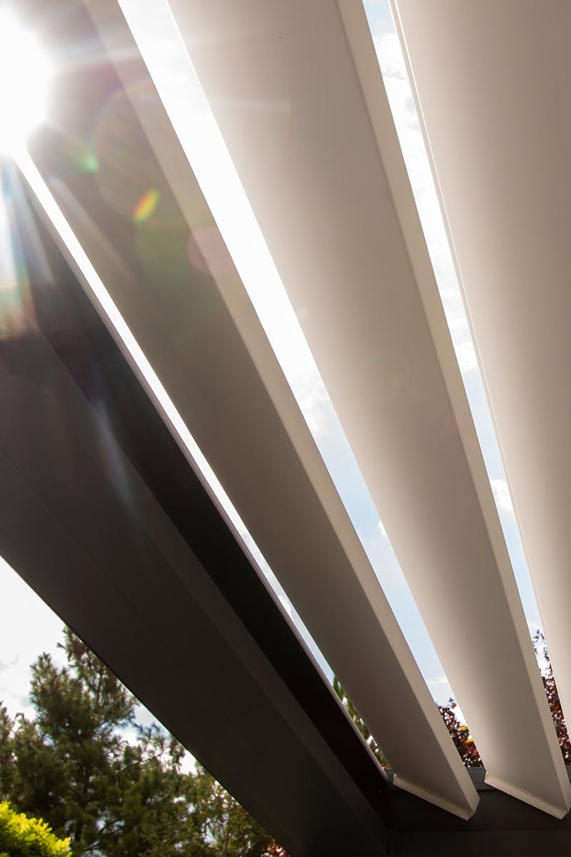 Lamellen terrasoverkapping zonlicht