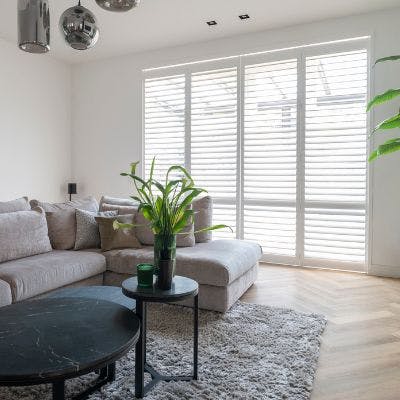 Witte shutters grote ramen Blend