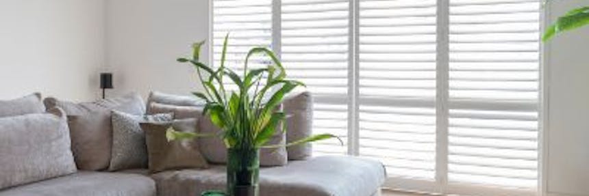 Witte shutters grote ramen Blend