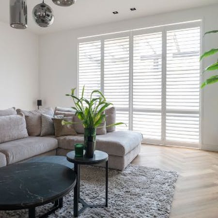 Witte shutters grote ramen Blend