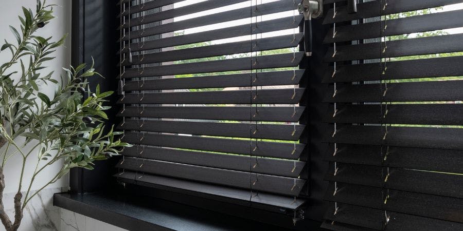Zwarte houten jaloezieën INHUIS