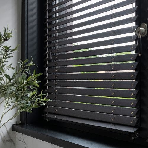 Zwarte houten jaloezieën INHUIS