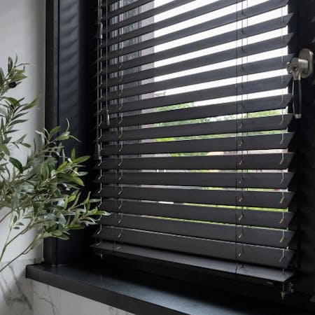 Zwarte houten jaloezieën INHUIS