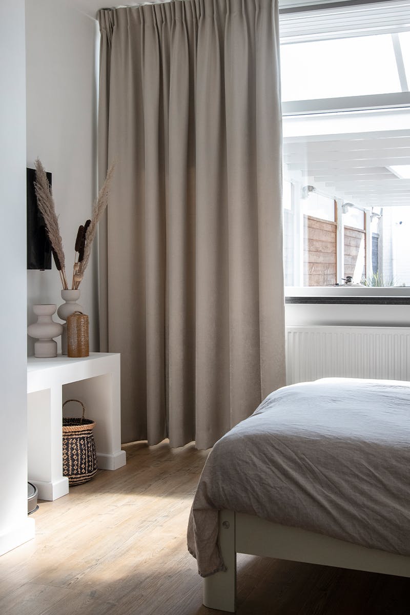 Lichte slaapkamer met gordijnen