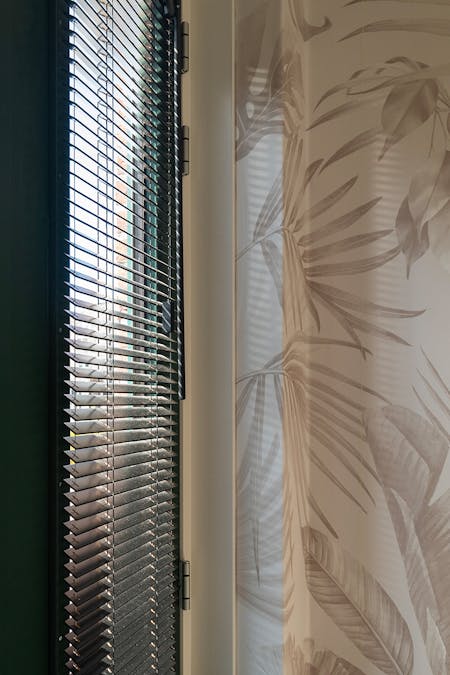 Project INHUIS - Jaloezieën voordeur detail