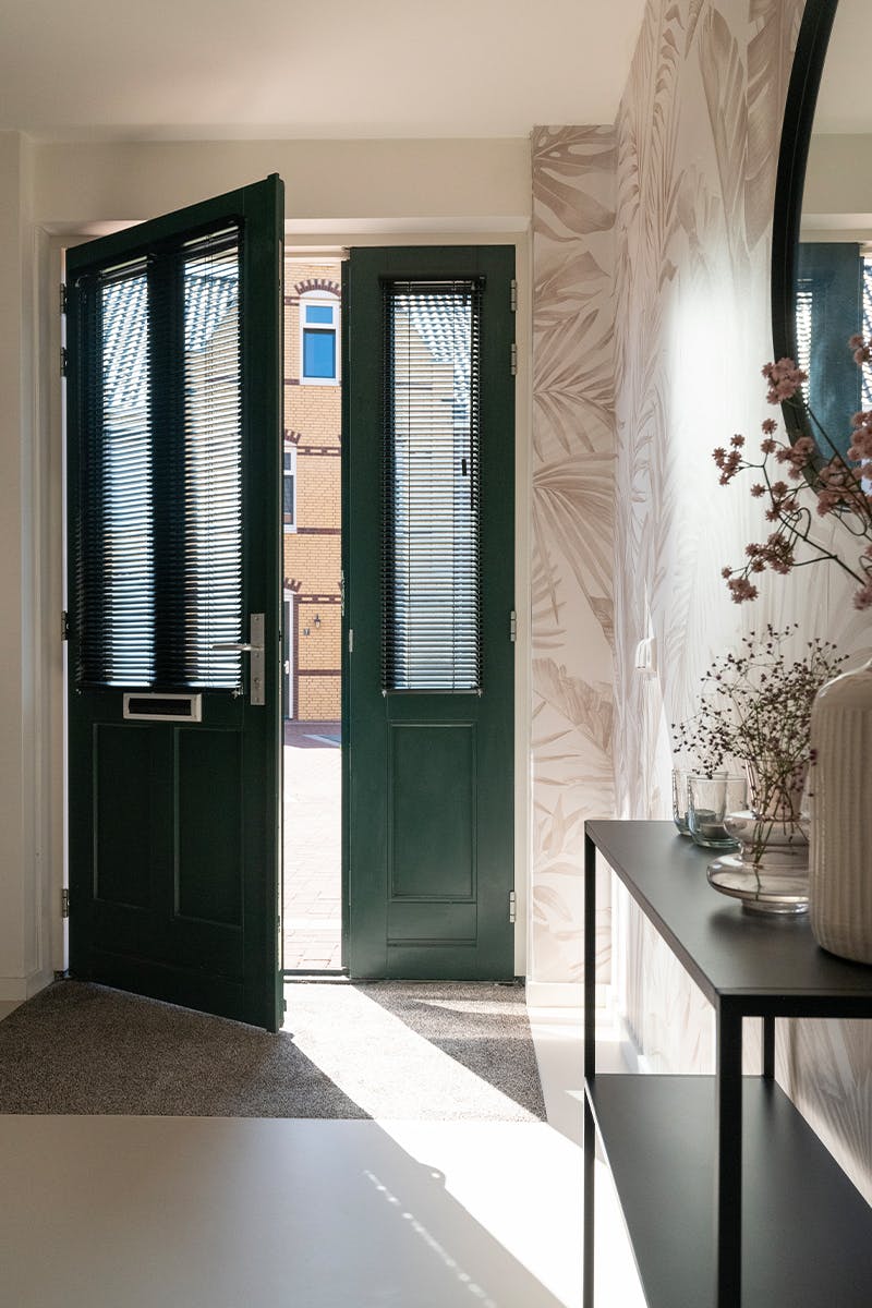 Project INHUIS - Jaloezieën voordeur open