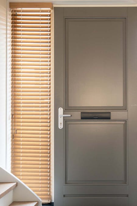 Raamdecoratie voordeur kleine hal