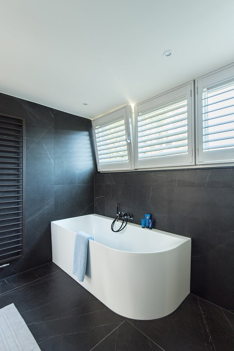 Witte shutters badkamer