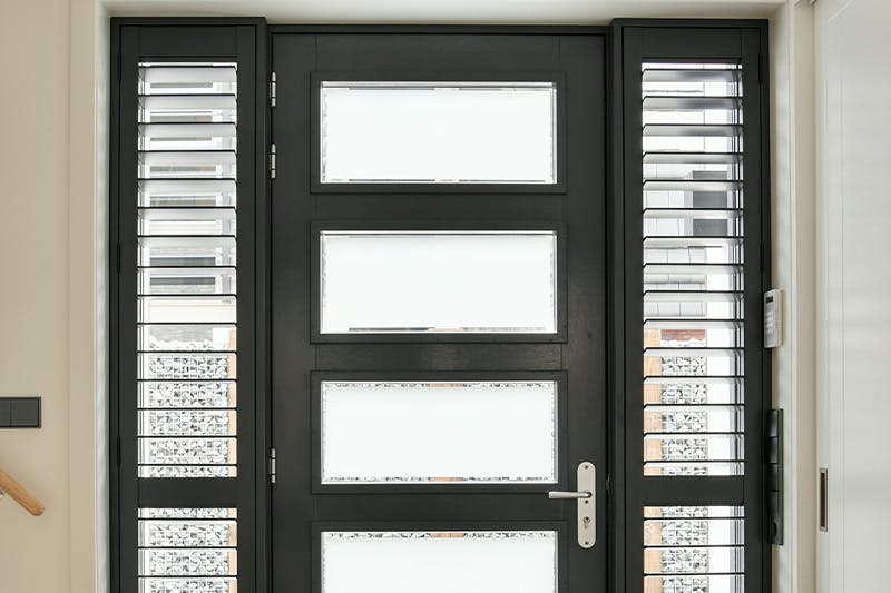 Shutters zwart voordeur Blend
