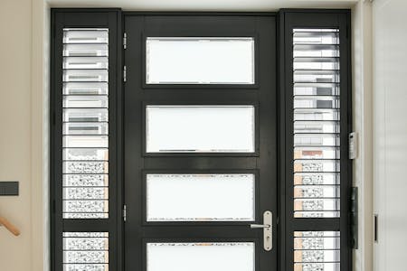 Shutters zwart voordeur Blend