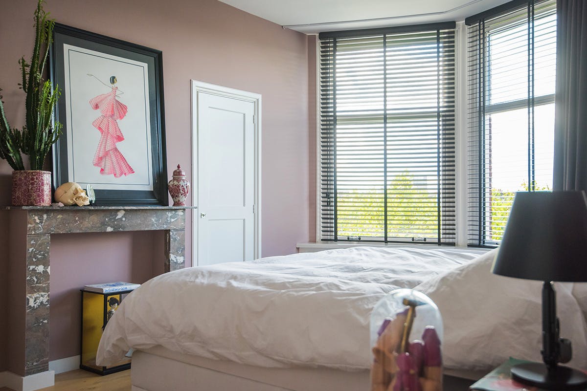 Slaapkamer met kleur en houten jaloezieën
