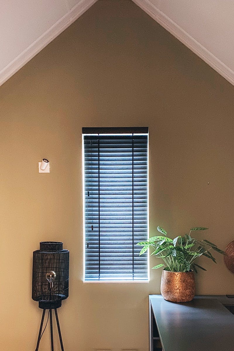 Smalle houten jaloezie kantoor