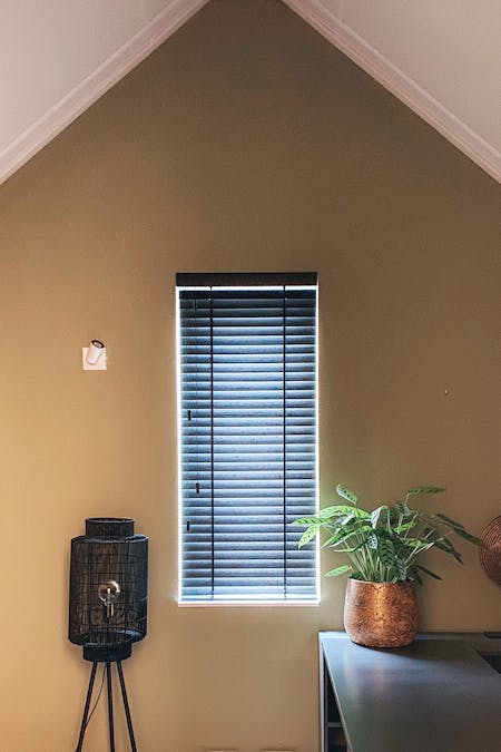 Smalle houten jaloezie kantoor