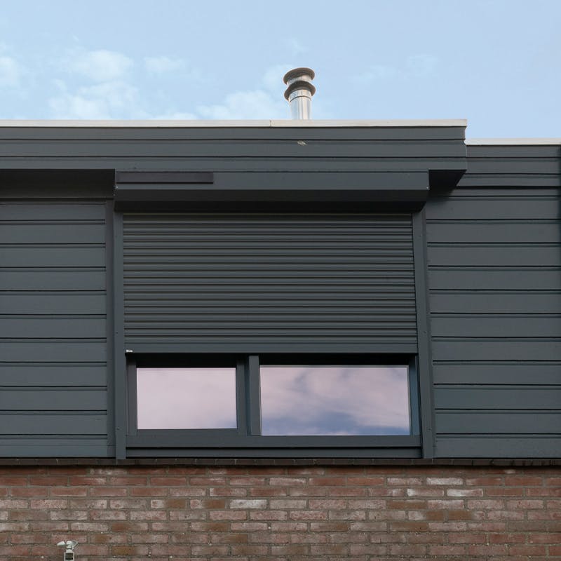 Solar rolluik dakkapel halfopen