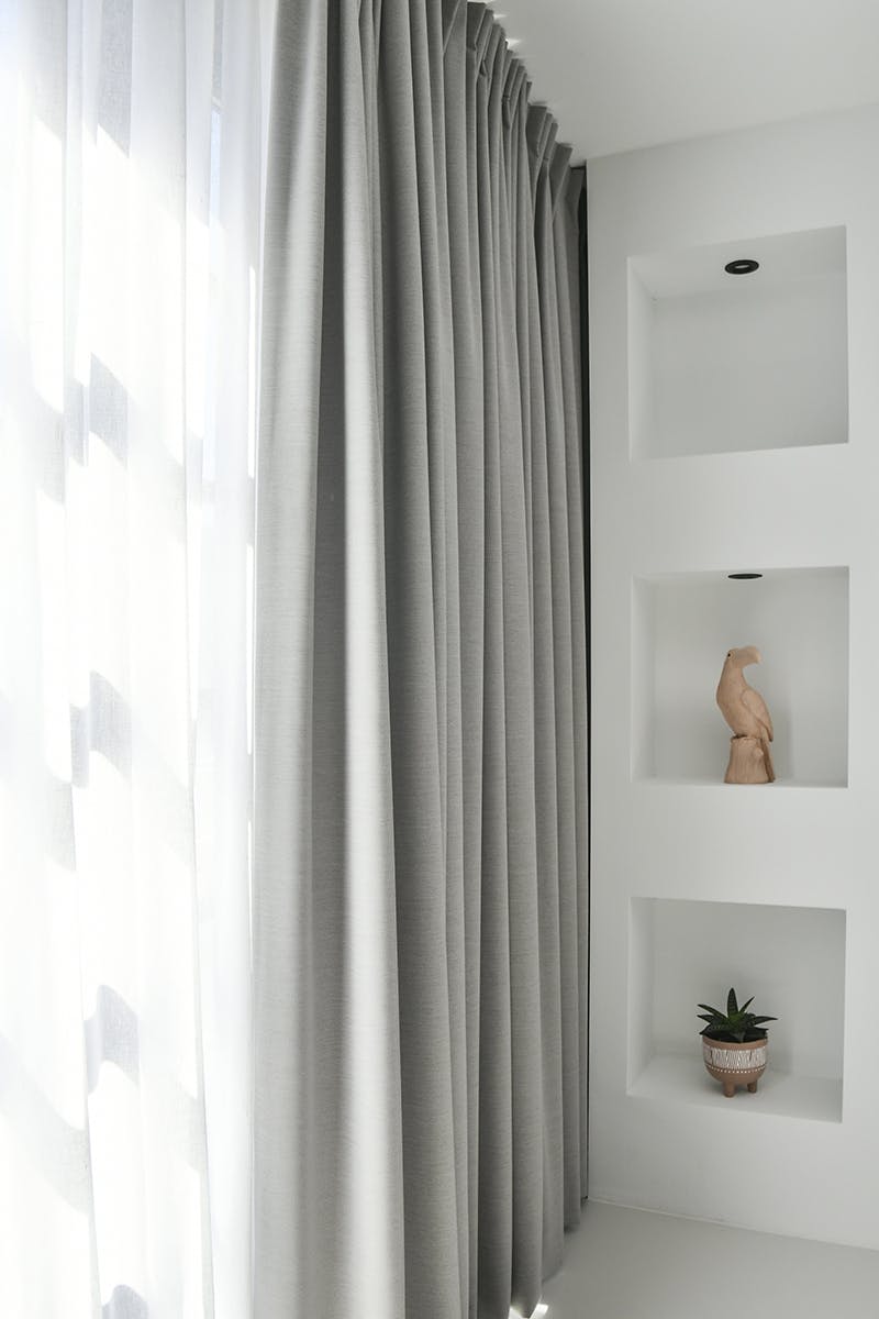 Kleine slaapkamer met plankjes