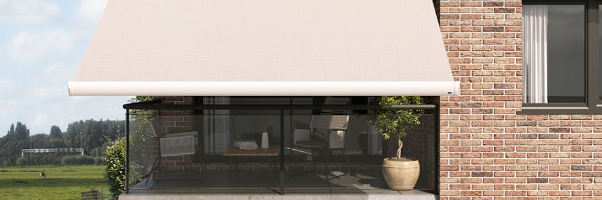 INHUIS - Zonnescherm op een balkon