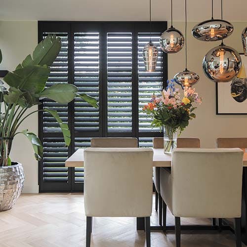 Zwarte shutters eetkamer Blend