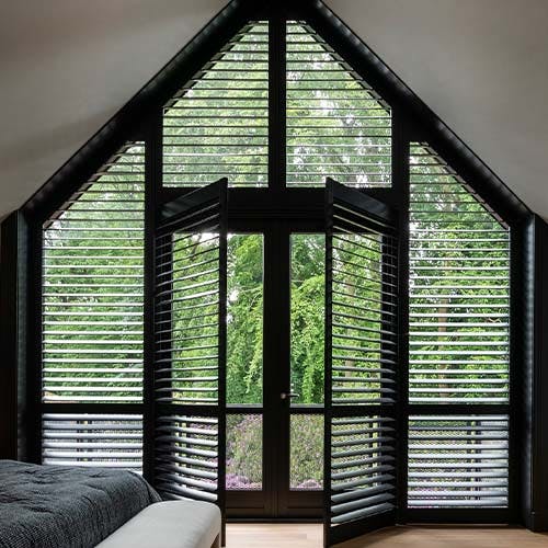 Zwarte shutters speciale raamvormen Blend