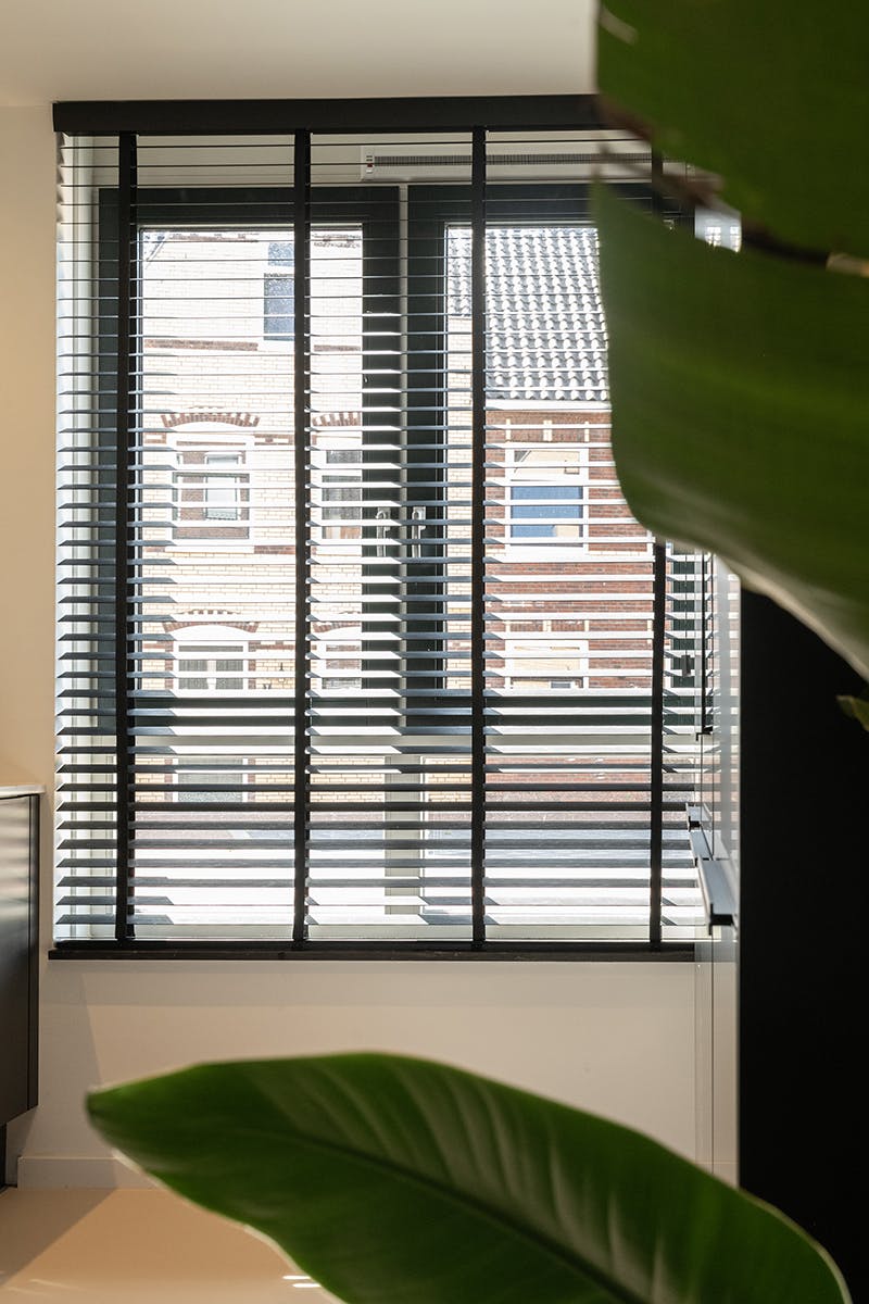 Zwarte jaloezieën keuken - inhuis