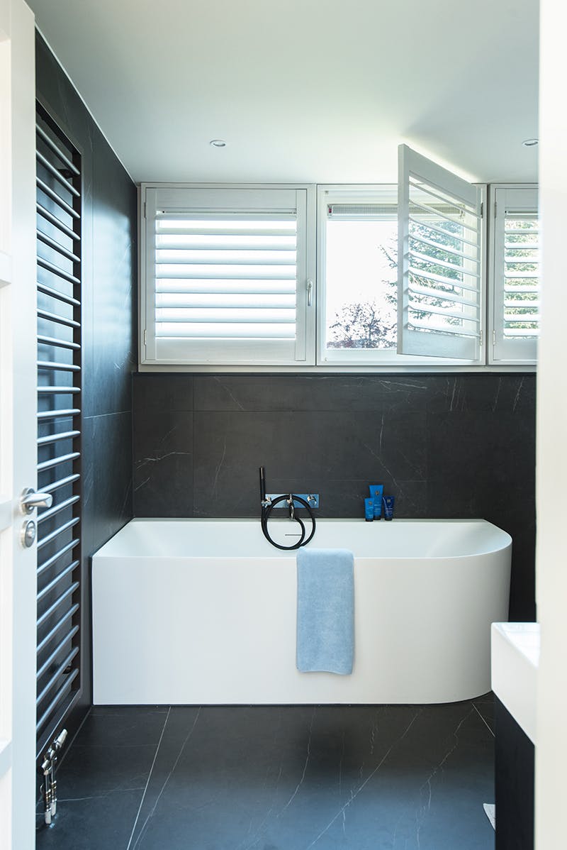 Witte shutters in de badkamer INHUIS