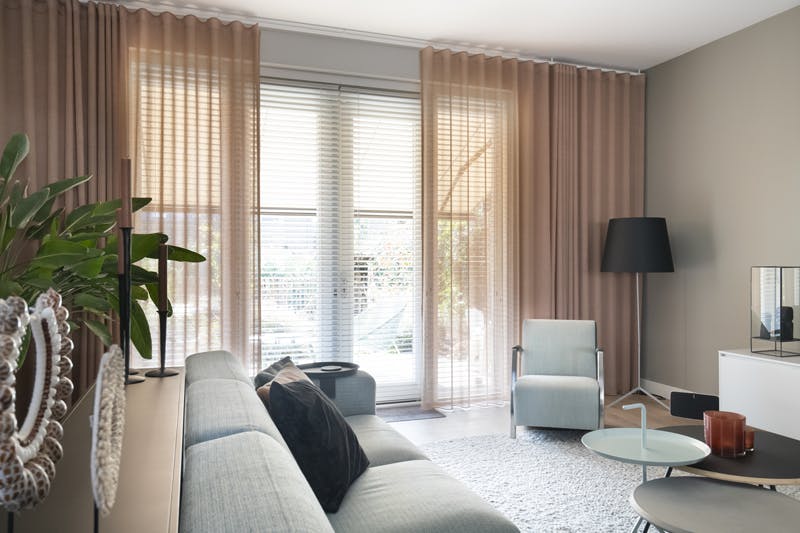 Gordijnen en houten jaloezieën op maat openslaande deuren