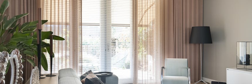 Gordijnen en houten jaloezieën op maat openslaande deuren