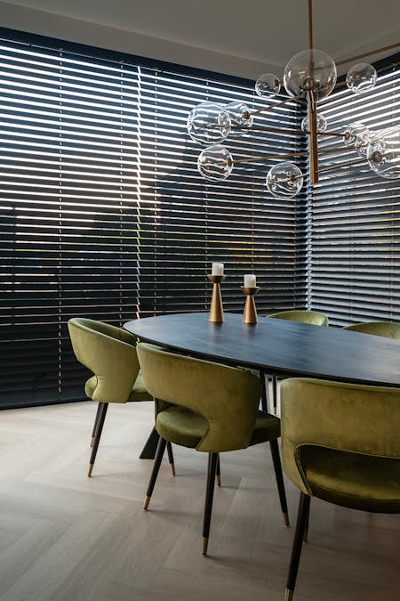 Zwarte elektrische jaloezieën - inhuis plaza