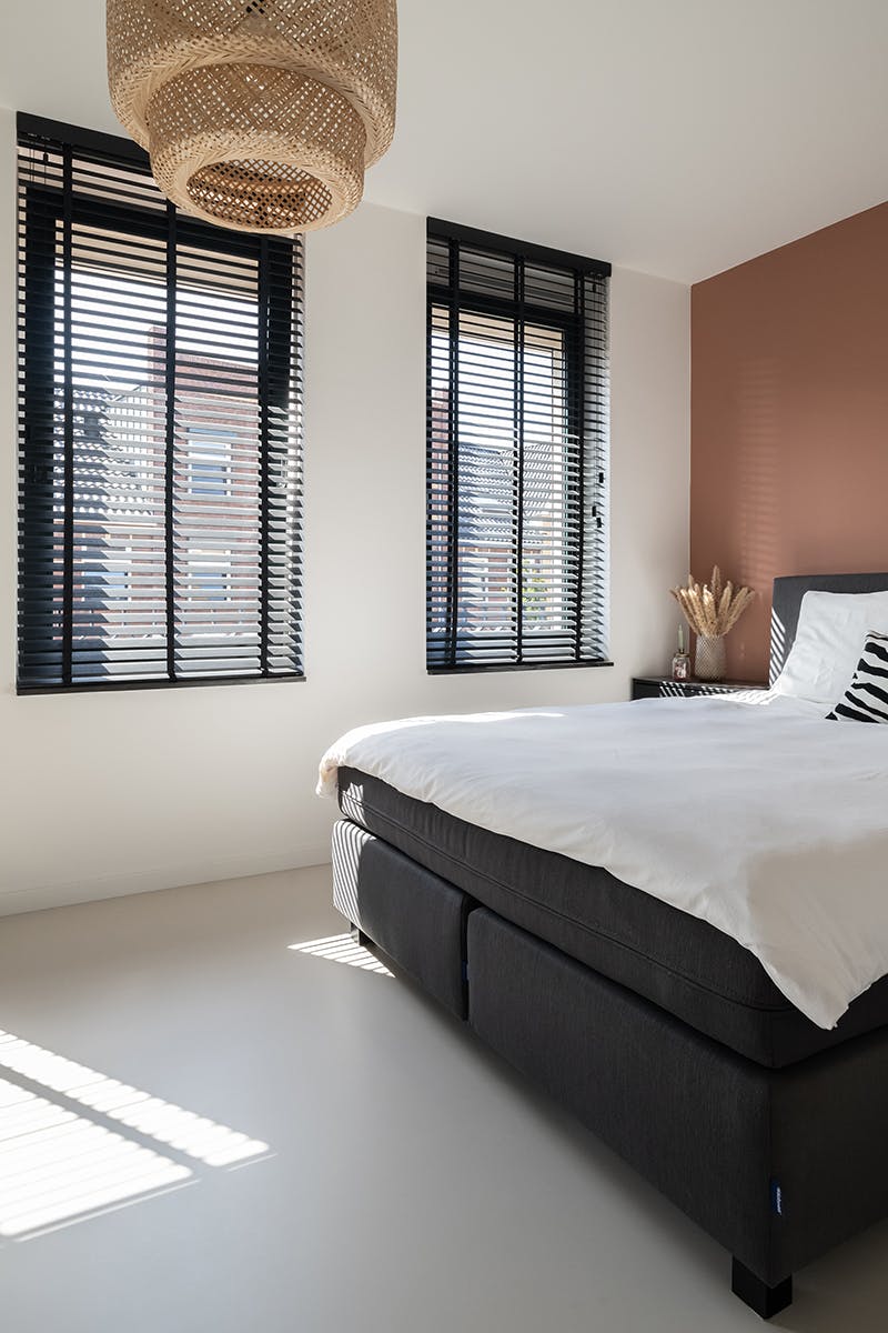 Zwarte jaloezieën slaapkamer - inhuis