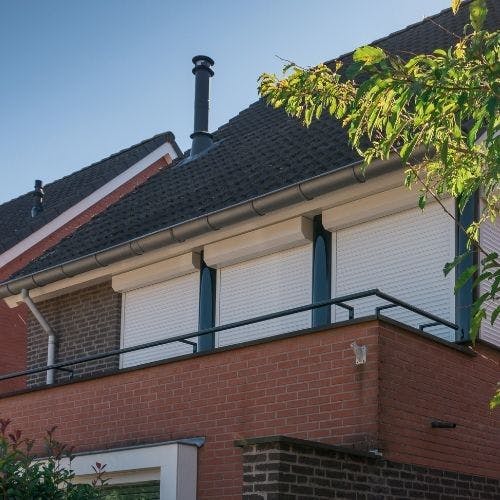 Rolluiken wit balkon
