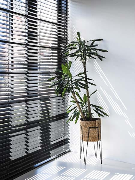 Zwarte houten jaloezieën INHUIS