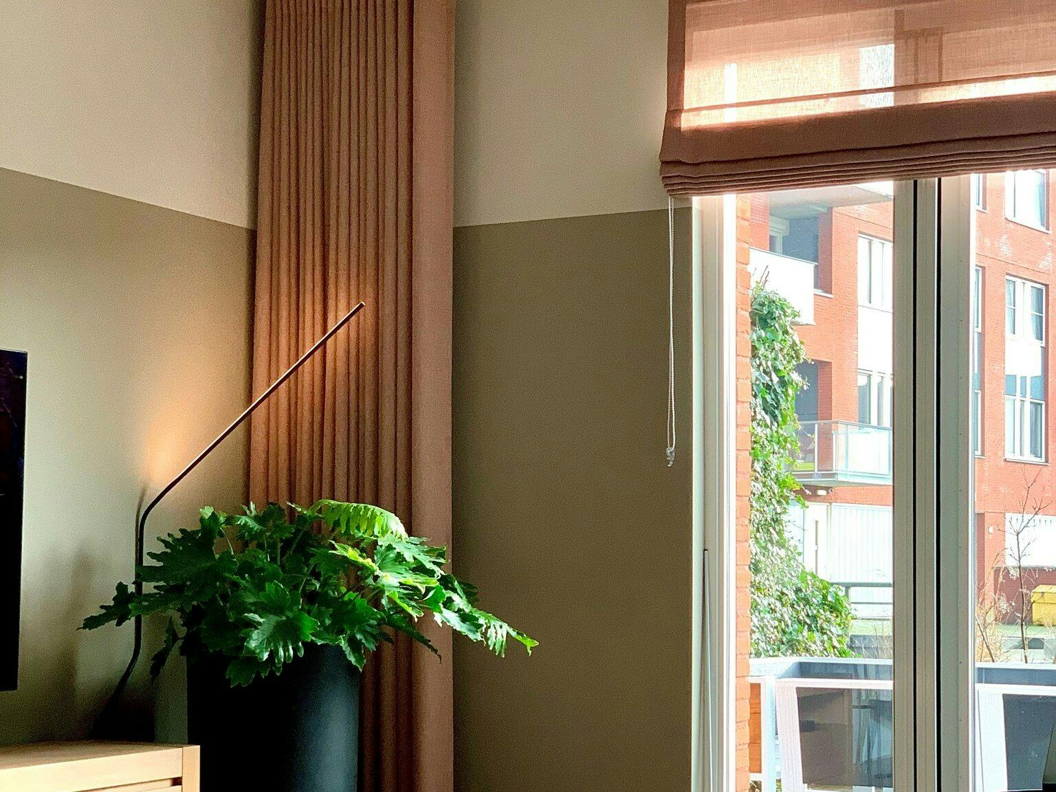 Overgordijnen inhuis plaza met kleur